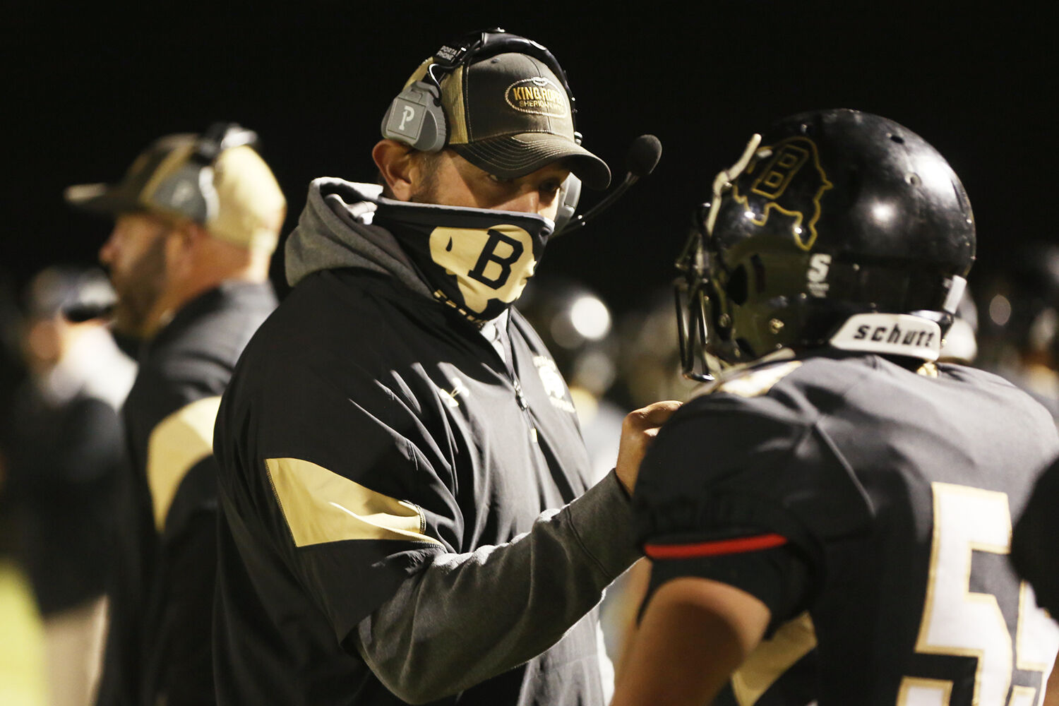 Ross Walker talks with junior lineman Keegan Money